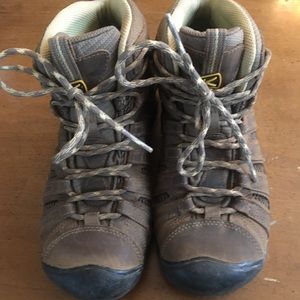 Keen Voyageur Mid hiking boots